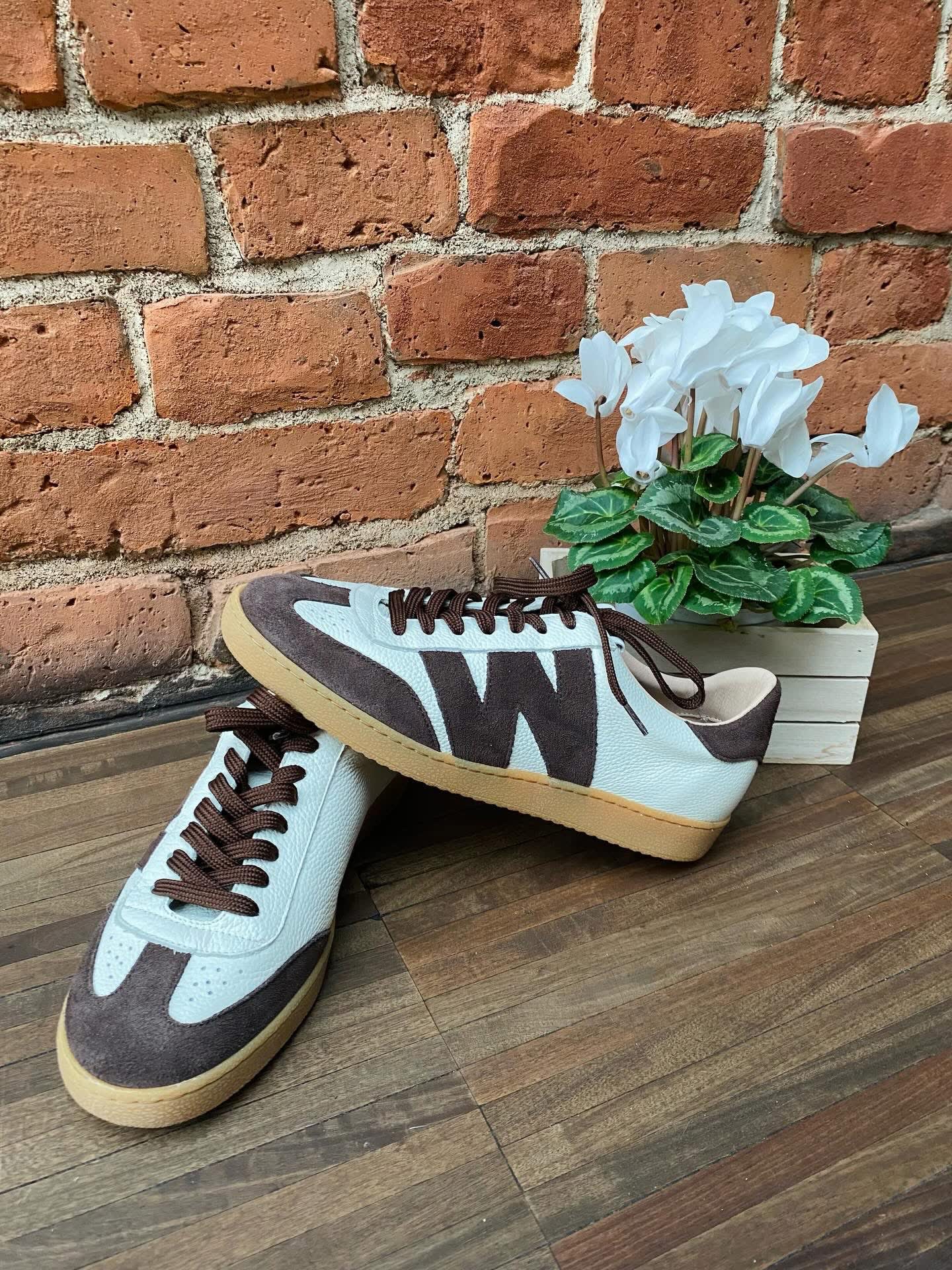 Jasne sneakersy Wonders ze skóry i zamszu
